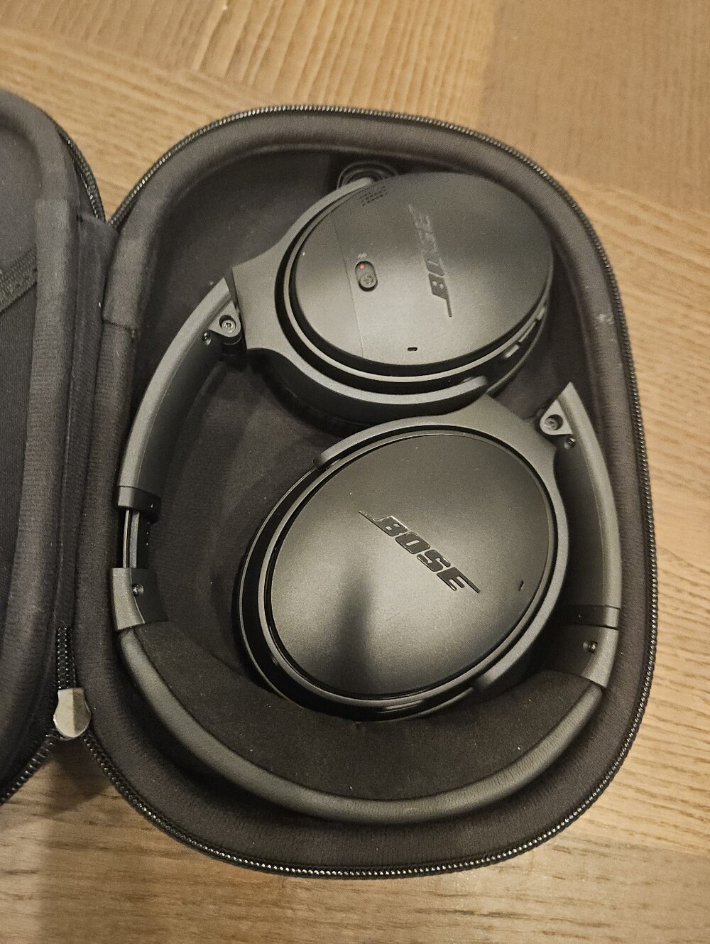 Bose QuietComfort 35 QC35 Series II Wireless Noise Cancelling Headphones In Case